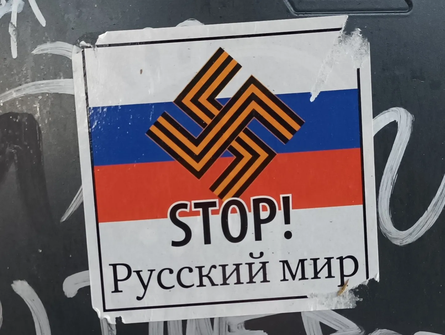 Антивоенная наклейка на улицах Таллинна, август 2022