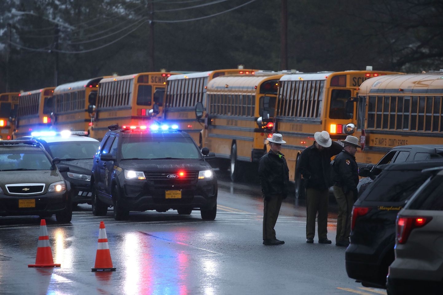 Koolibussid ja politseiautod Great Millsi kooli juures.