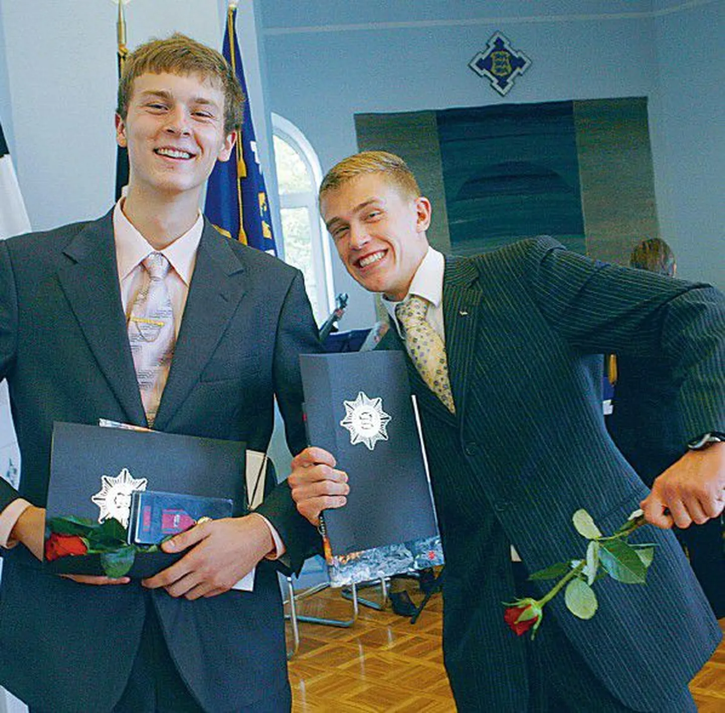Kaks pisikest poissi uppumissurmast päästnud Aleksei Rožkov (vasakul) ja Mehis Kont rõõmustavad tunnustuse ja medali üle.