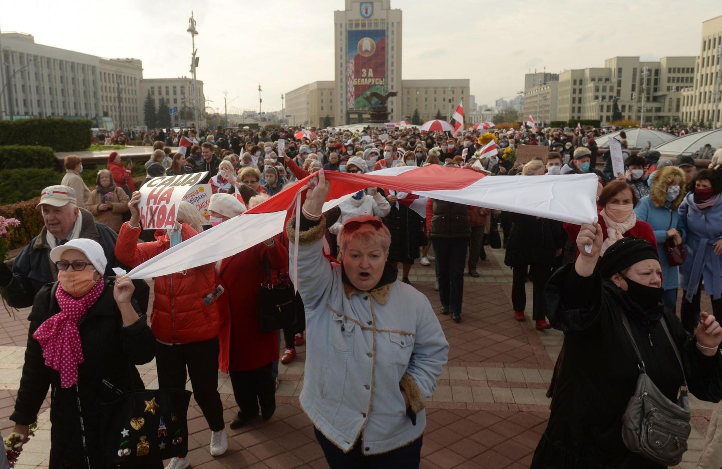 Kaader esmaspäevasest pensionäride marsist Minskis, millega liitusid ka õpilased.