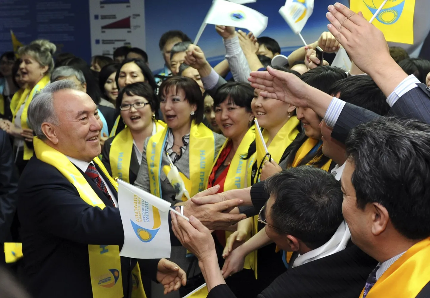 Нурсултан Назарбаев приветствует своих сторонников на форуме "Вперед, вместе с лидером!".