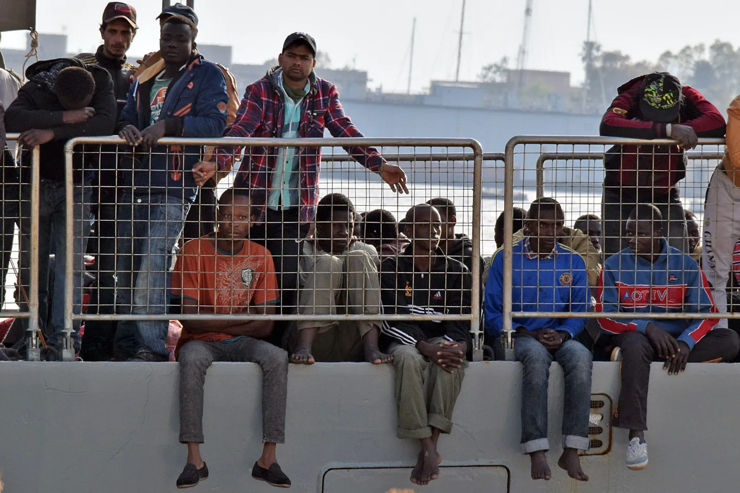Merelt päästetud migrandid sõjaväe laeval.
