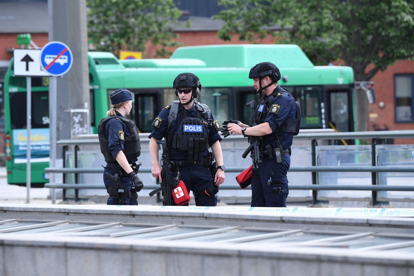 Politseinikud valvamas Mamlö raudteejaama lähistel tänavu juunis, kui üks mees ähvardas end reisiterminalis õhkida.
