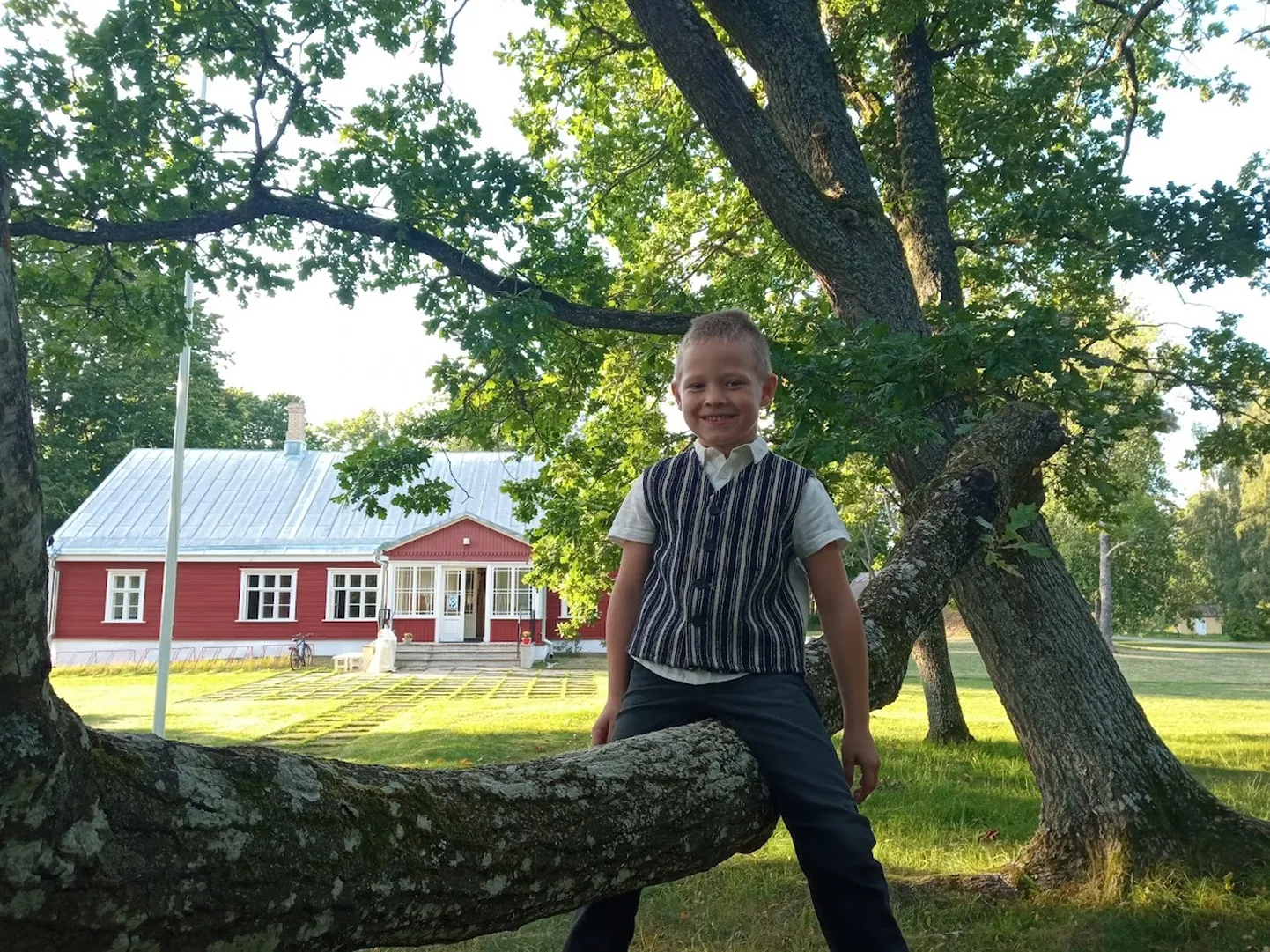 Kuueaastane Renee alustas 1. septembril oma kooliteed Ruhnu koolis. Pidupäevale kohaselt oli tal seljas Ruhnu vest.