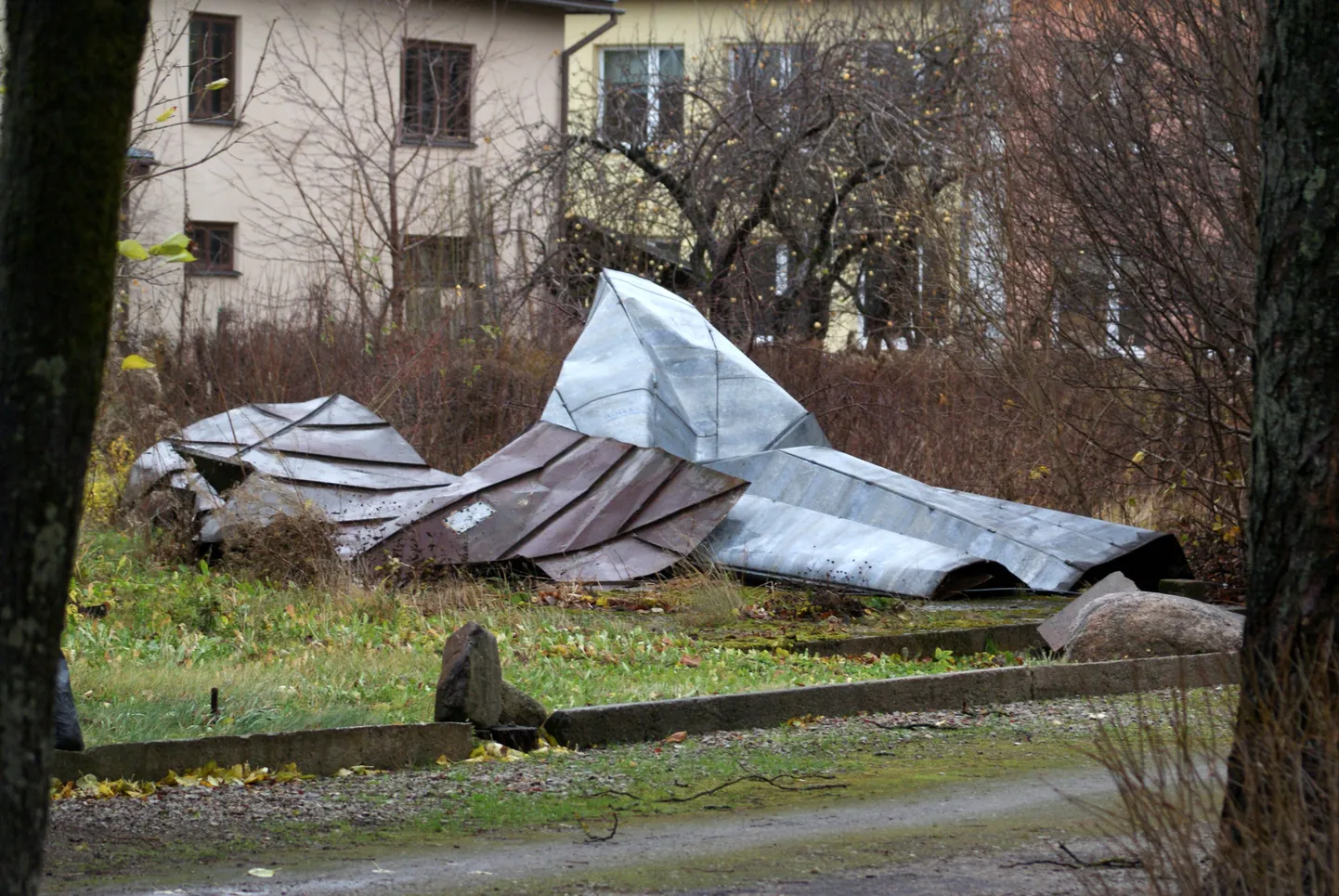 Tuulest viidud katus Väike-Kaare tänaval