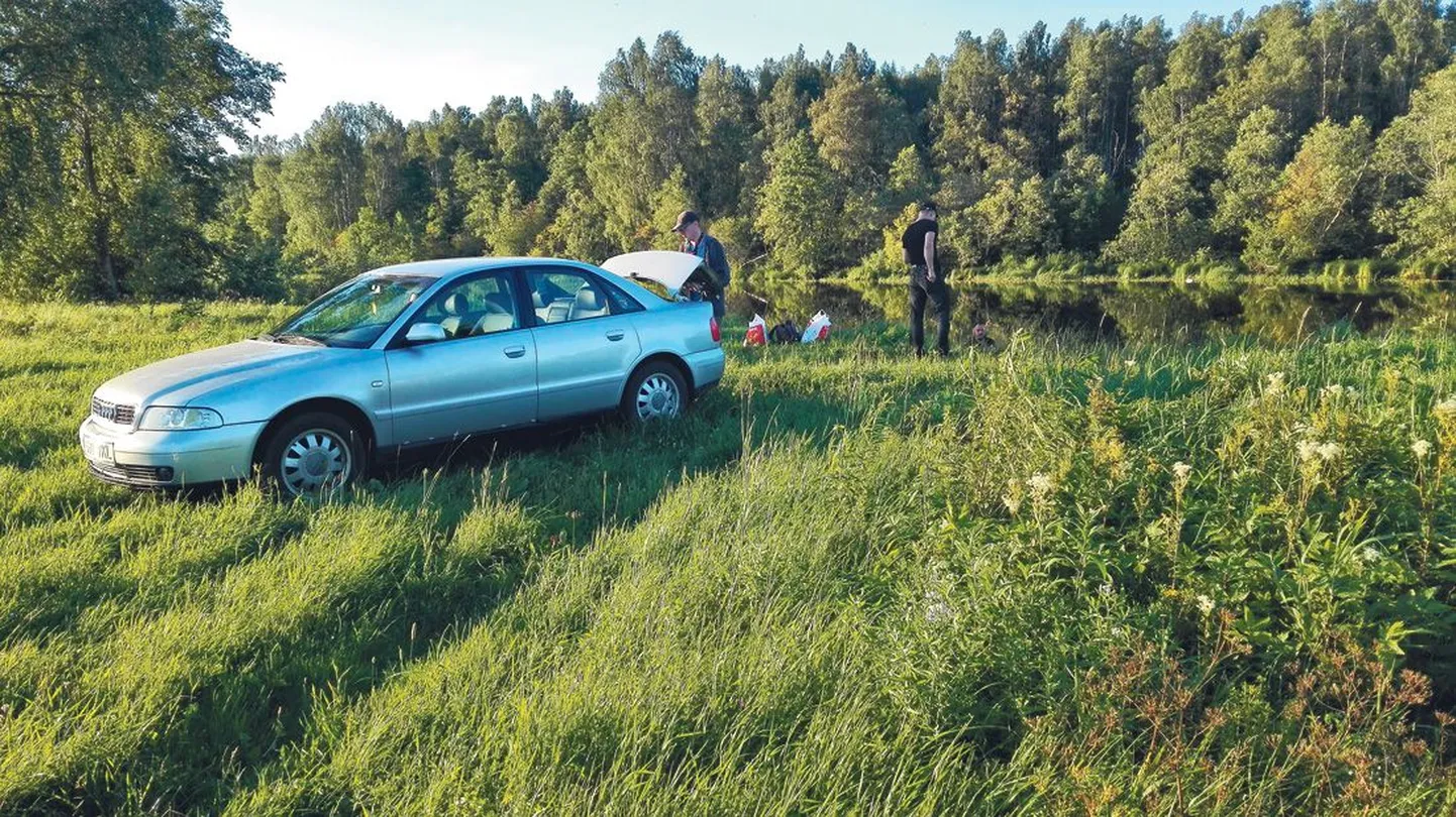 Vorbusel oli kolmeliikmeline seltskond 
sõiduautoga otse jõe kaldale põrutanud, lisaks polnud kahel isikul makstud 
harrastusliku kalapüügiõiguse tasu.