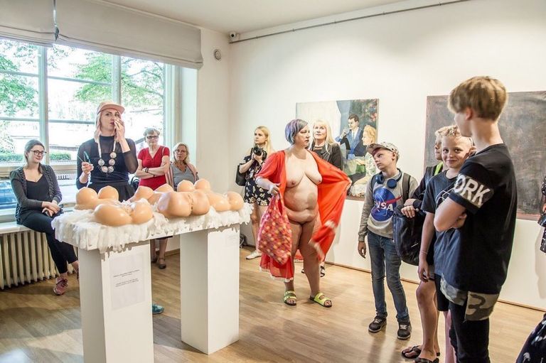 Kunstnik Mare Tralla võttis end kunstinäitusel laste ees paljaks