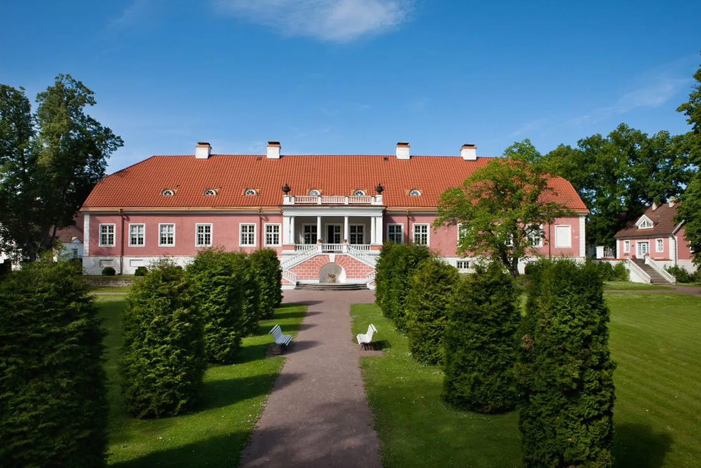 Uus ilme: 1894. aastal ehitati härrastemaja lõunapoolsele fassaadile arhitekt Rudolph Moritz von Engelhardti kavandatud palkon.