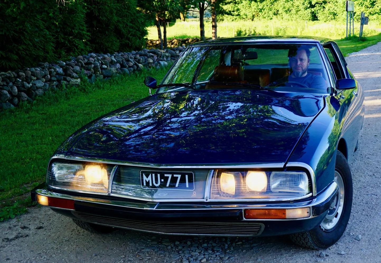 Citroëni-entusiast Johannes Väänänen ja Citroën SM (1971).