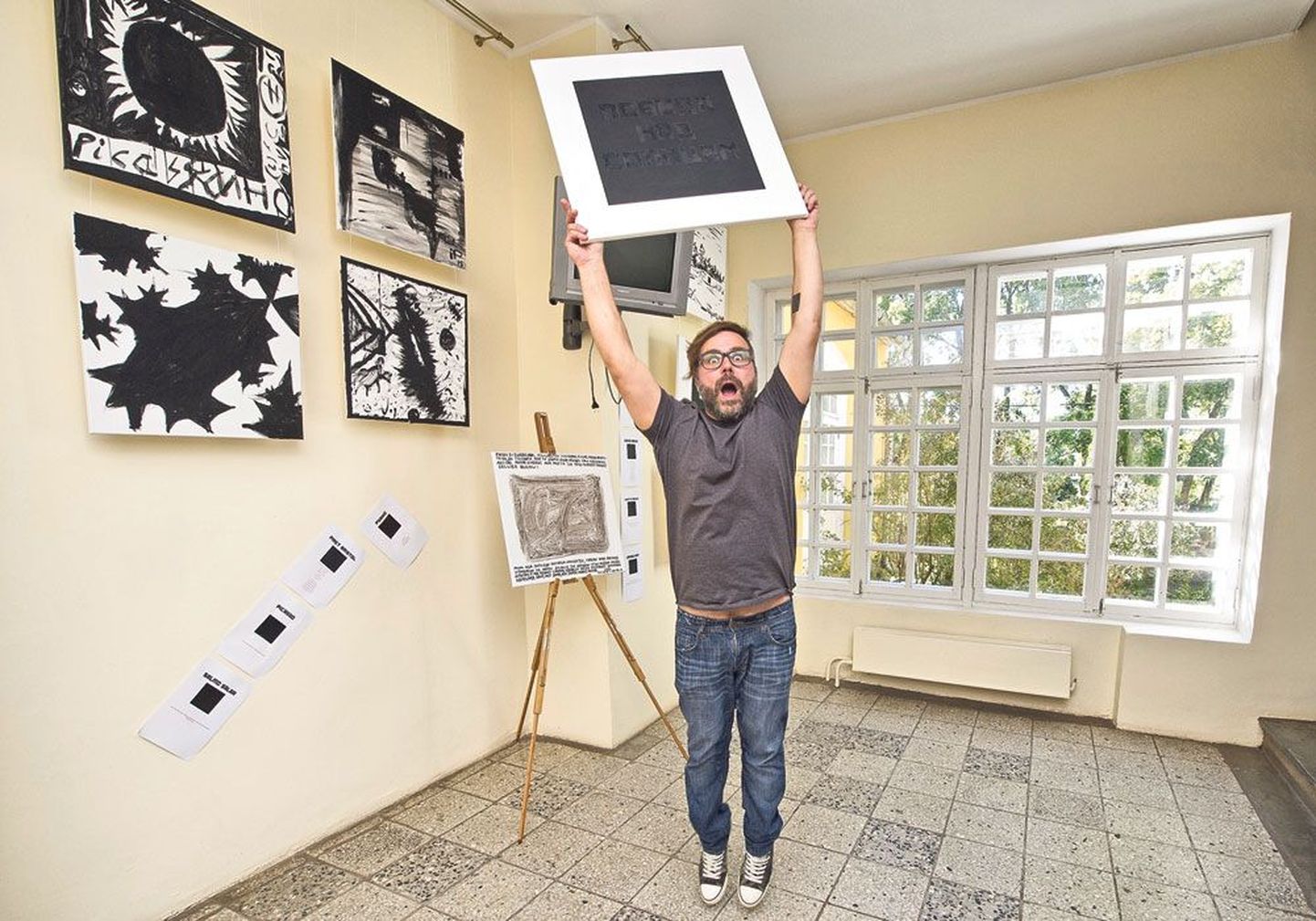 Üles hüpanud Toomas Aru (42) piltlikustas väljendit mõtlemise ja hüppamise kohta. Käes hoidis ta oma maali, mis on valminud Kazimir Malevitši teose «Must ruut» 100. aastapäeva puhul.