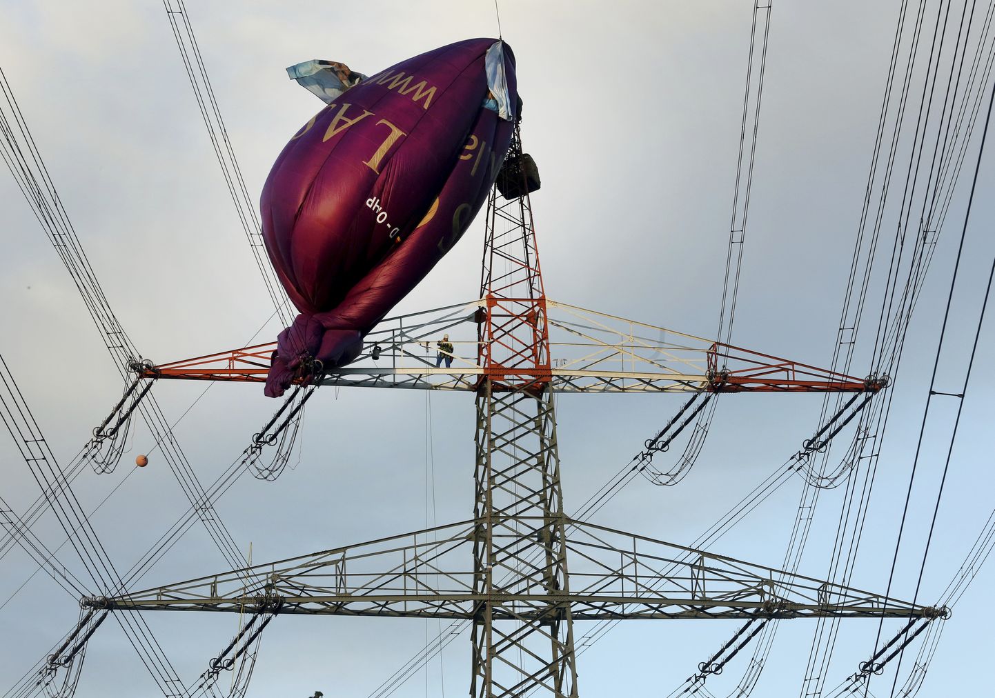 Kuumaõhupall elektriliinides Saksamaal Bottropi linnas. Õhusõidukis olnud kuus inimest pääsesid õnnetusest ehmatusega.