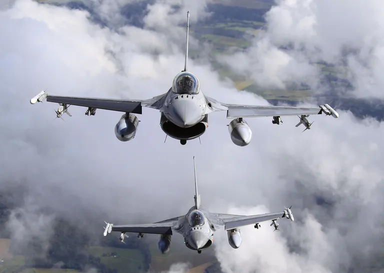 Самолеты F-16.