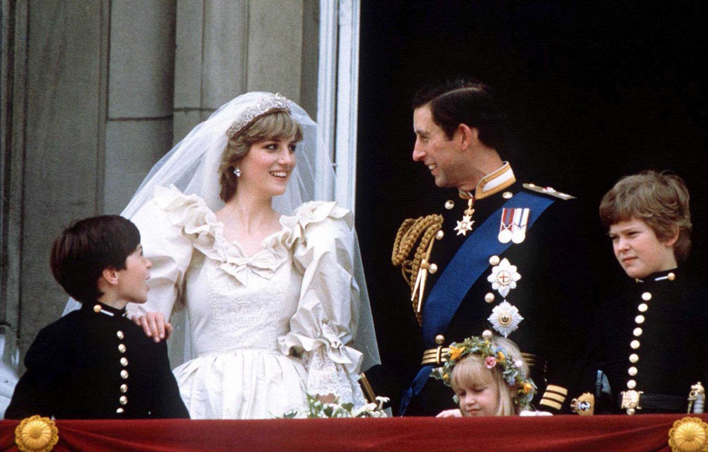 Prints Charles ja printsess Diana pulmapäeval Buckinghami palee rõdul.