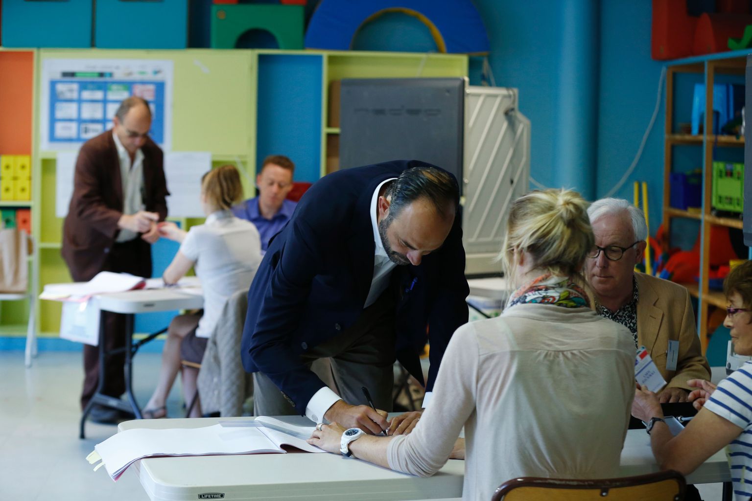 Prantsuse peaminister Edouard Philippe täna hääletusjaoskonnas.