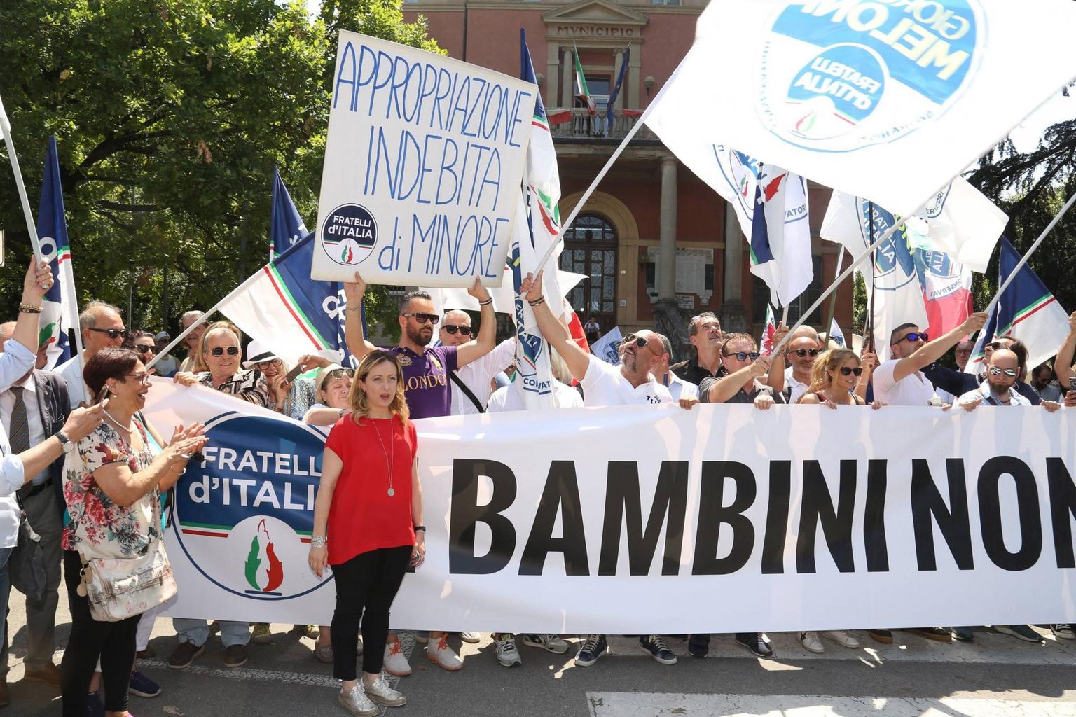 Erakonna Itaalia Vennaskond meeleavaldus Bibbianos pärast seda, kui linnapea, arstid ja sotsiaaltöötajad vahistati seoses laste psühholoogilise manipuleerimise ja müümise skeemiga.