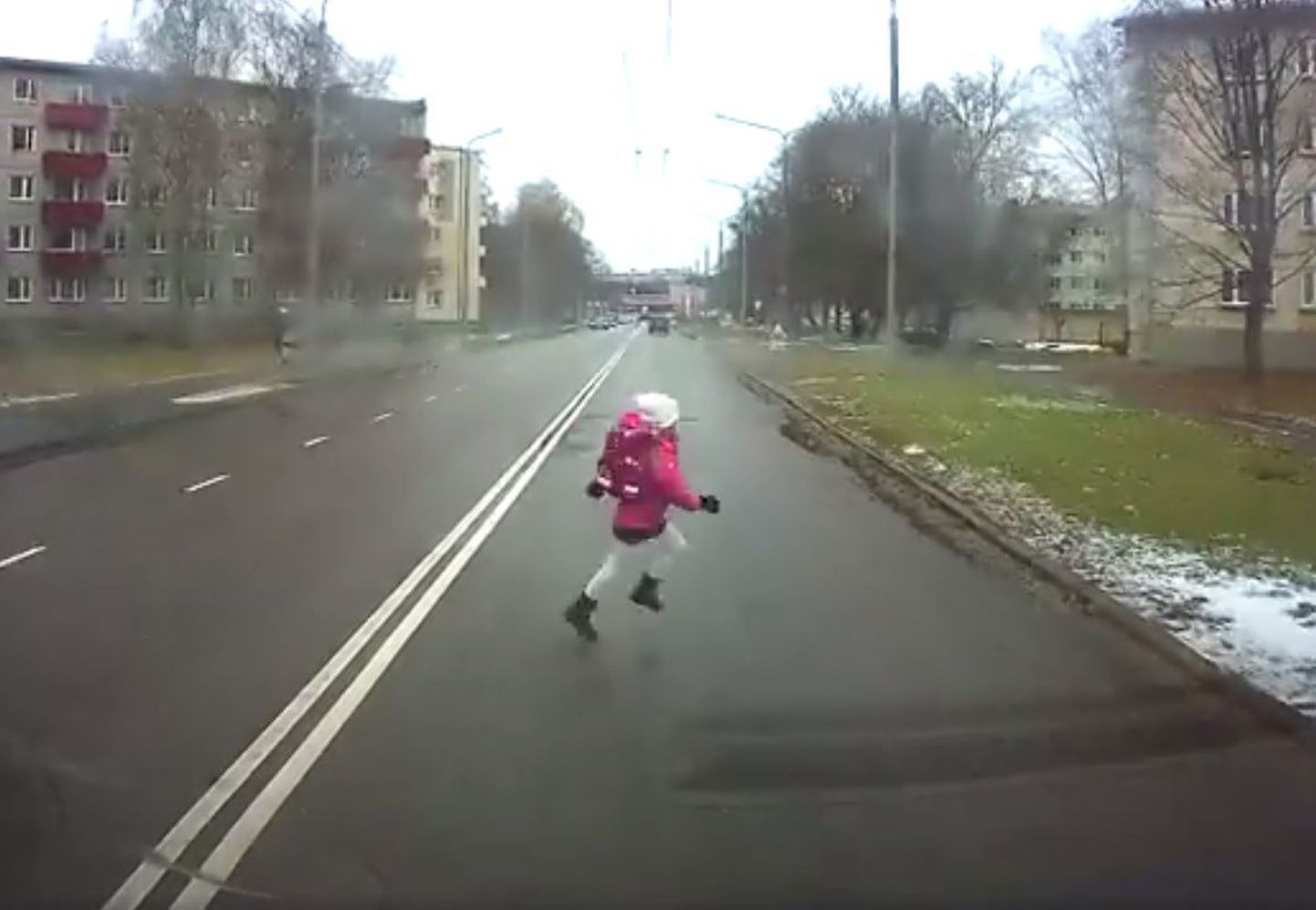 Teele jooksnud tüdruk pääses Tallinnas Mustamäel napilt auto alla jäämisest.