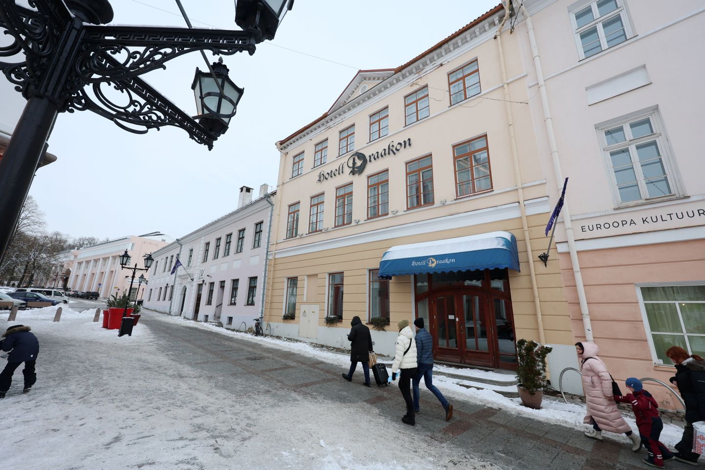 Draakoni hotell Tartu Raekoja platsil sai uue omaniku. Selle ehitamisega kortermajaks ta aga liialt ei kiirusta, et mitte häirida saabuval Euroopa kultuuripealinna aastal elu südalinnas.