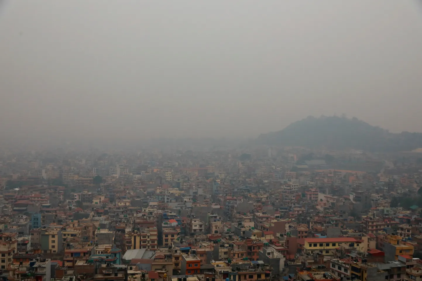 Nepali pealinn Katmandu on mattunud maastikupõlengute tõttu sudusse.