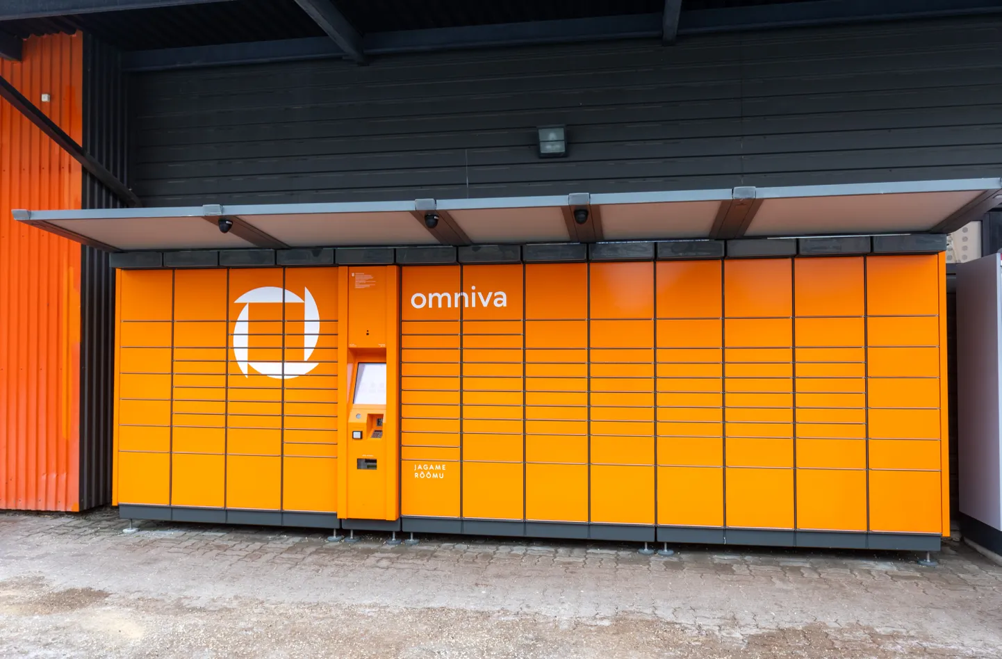 Omniva Viljandi Coop Maksimarketi pakiautomaat.