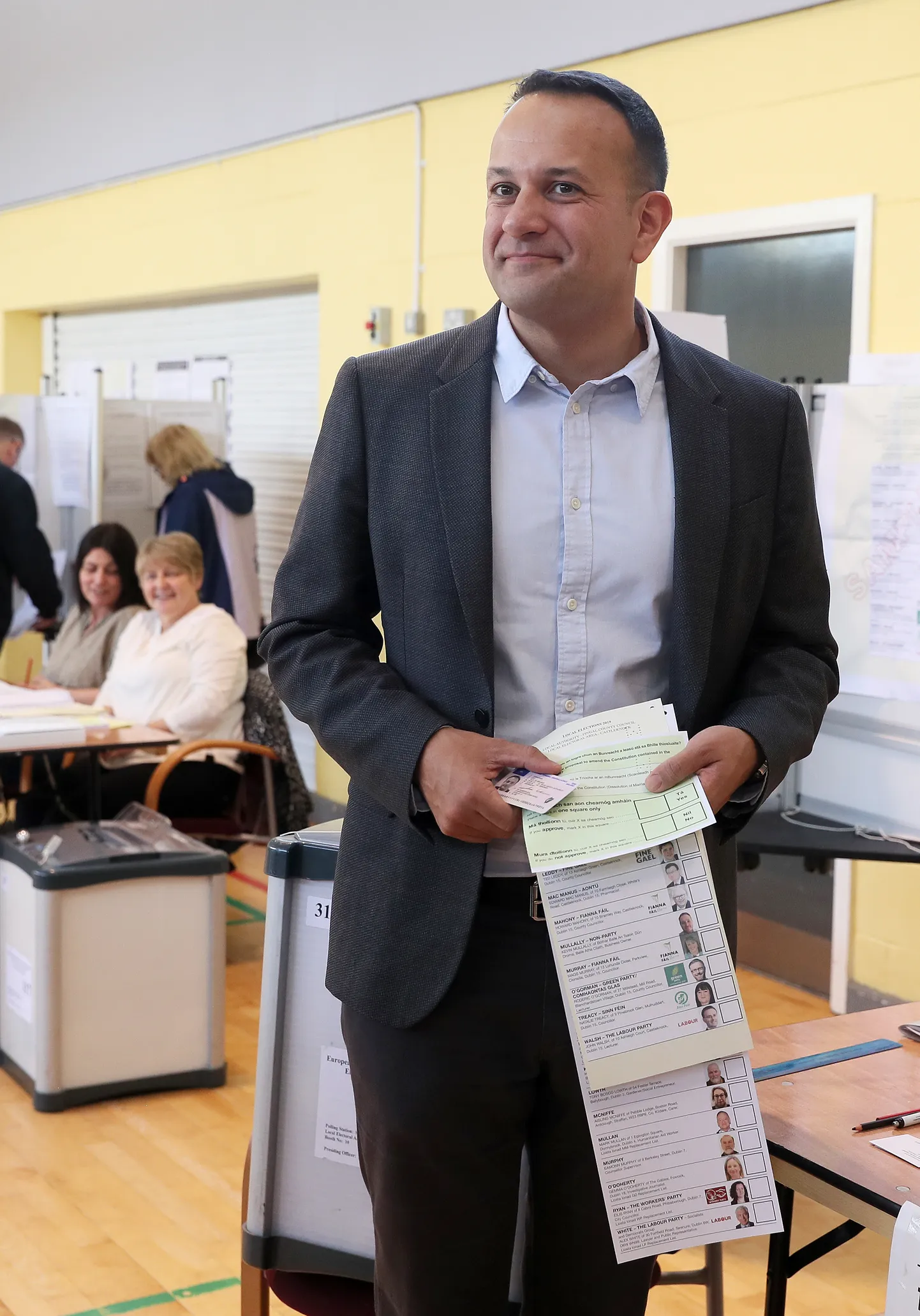 Iiri peaminister Leo Varadkar reedel Dublinis Euroopa Parlamendi valimistel hääletamas.