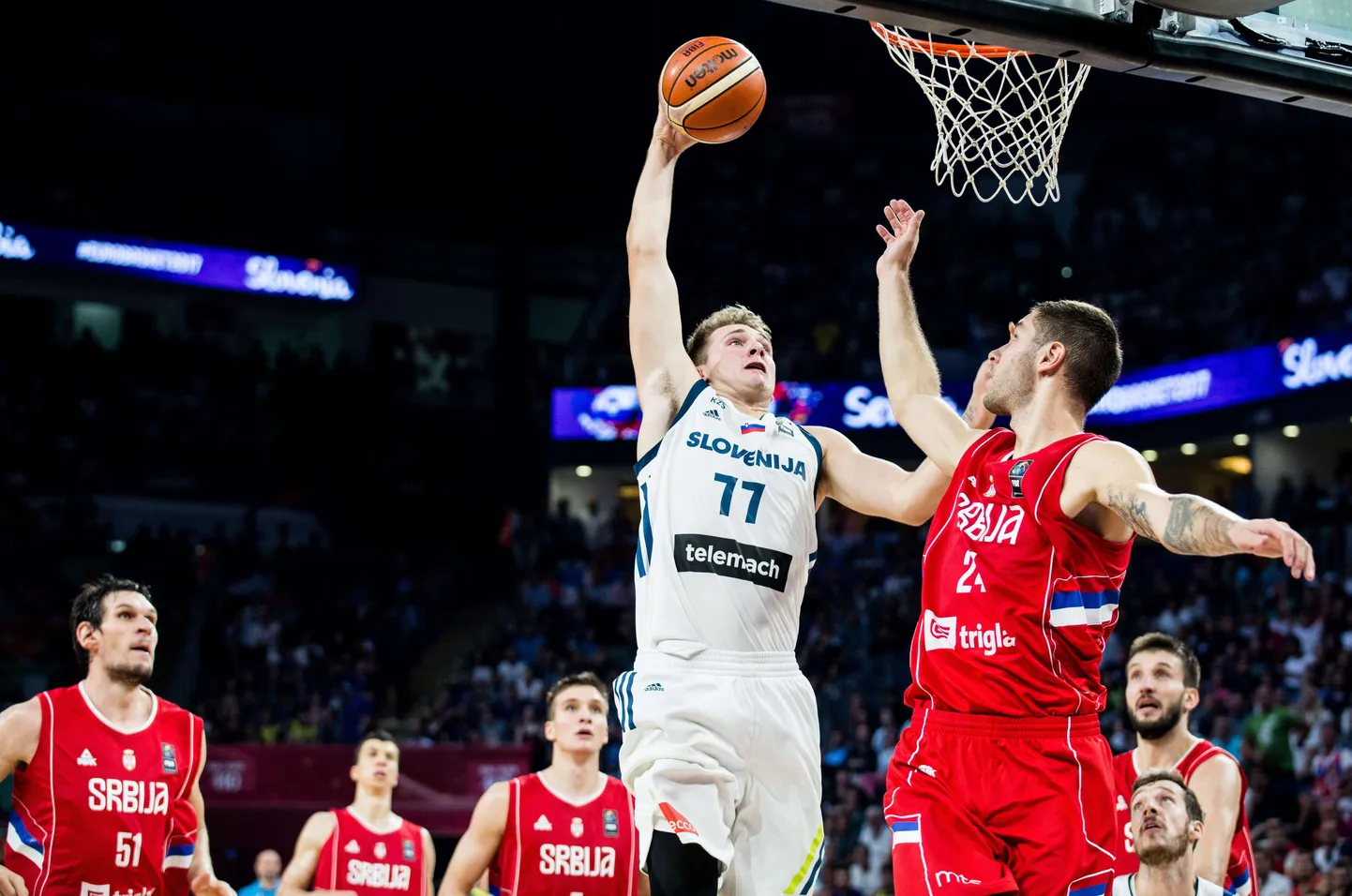 Sloveenia korvpallur Luka Doncic surub EM-finaalis Serbia vastu palli korvi.