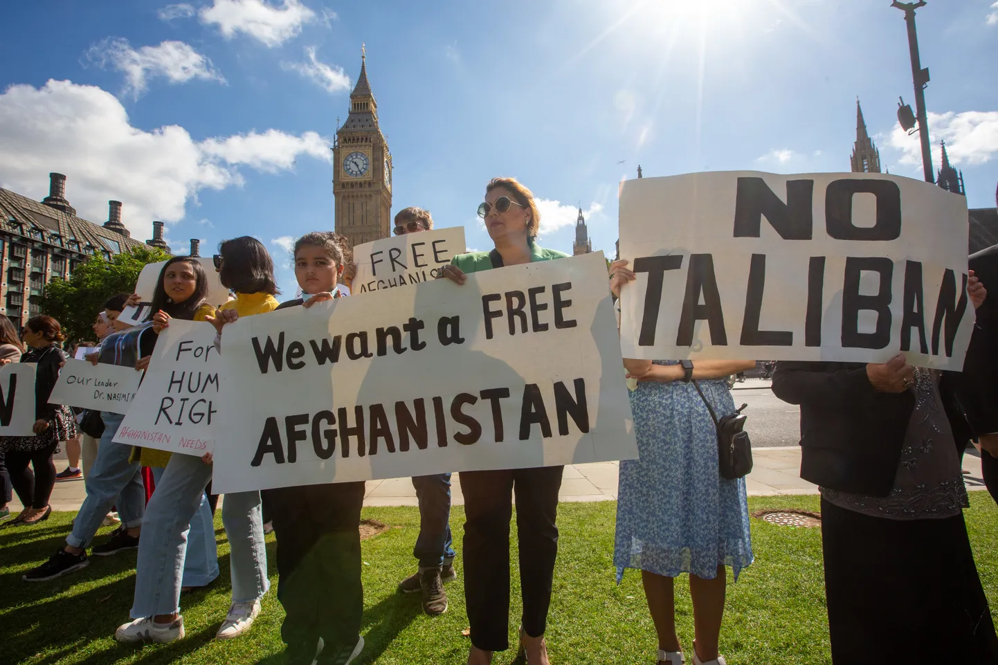 Активисты Ассоциации Афганистана и Центральной Азии проводят акцию протеста в Лондоне в ознаменование двухлетия захвата власти талибами в Афганистане.