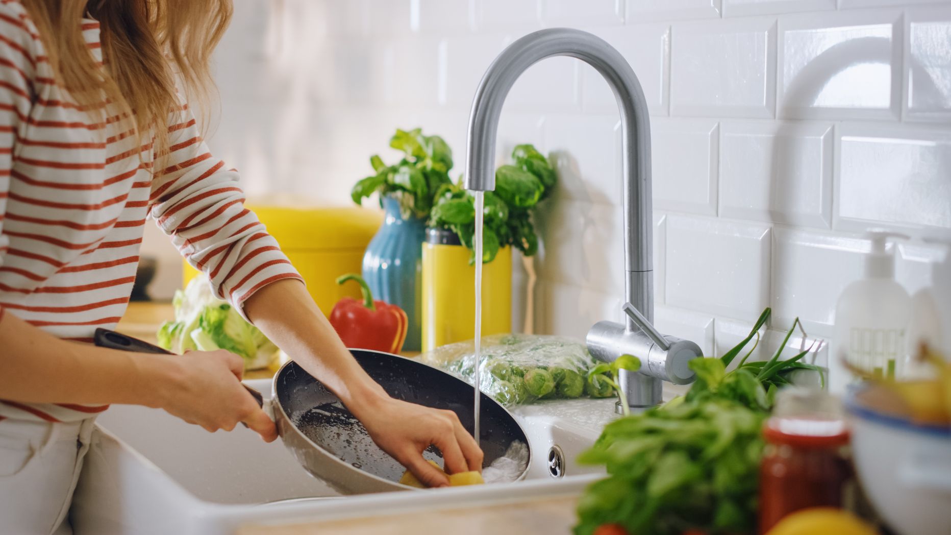 Washing up. Девушка моет овощи. Женщина моет сковородку. Мытье посуды паром. Мама моет сковородку.