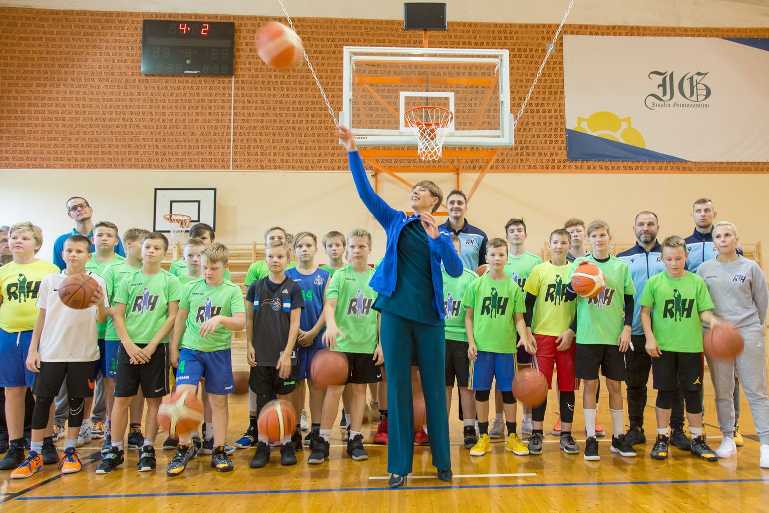 2019. aasta sügisel osales Reinar Halliku korvpallikooli  treeningul ka Iisaku gümnaasiumi külastanud president Kersti Kaljulaid.