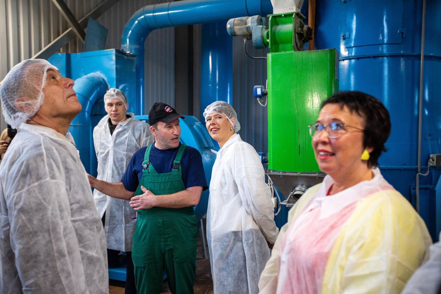 President Kersti Kaljulaid tutvus Sangaste Linnase tehasega. arvo meeks