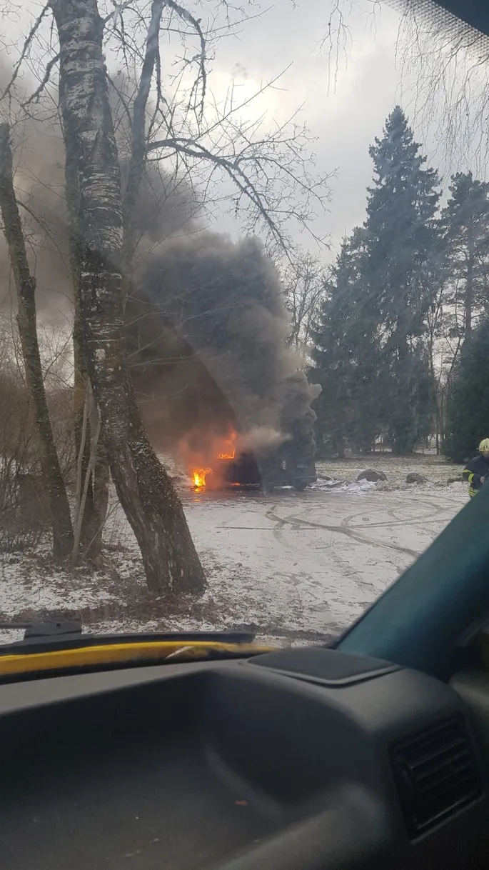 ВИДЕО ⟩ Угнанный автомобиль сгорел дотла на парковке. Очевидец: «Уверен,  это сделал кто-то из местных!»