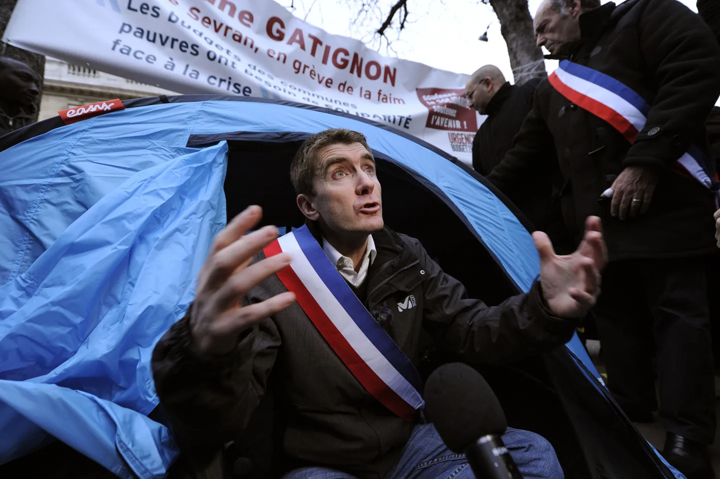 Мэр французского города Севран Стефан Гатиньон устроил голодовку у стен Национального собрания (парламента) Франции. Градоначальник выступает с требованием увеличить бюджетные дотации своему муниципалитету, который находится на грани банкротства