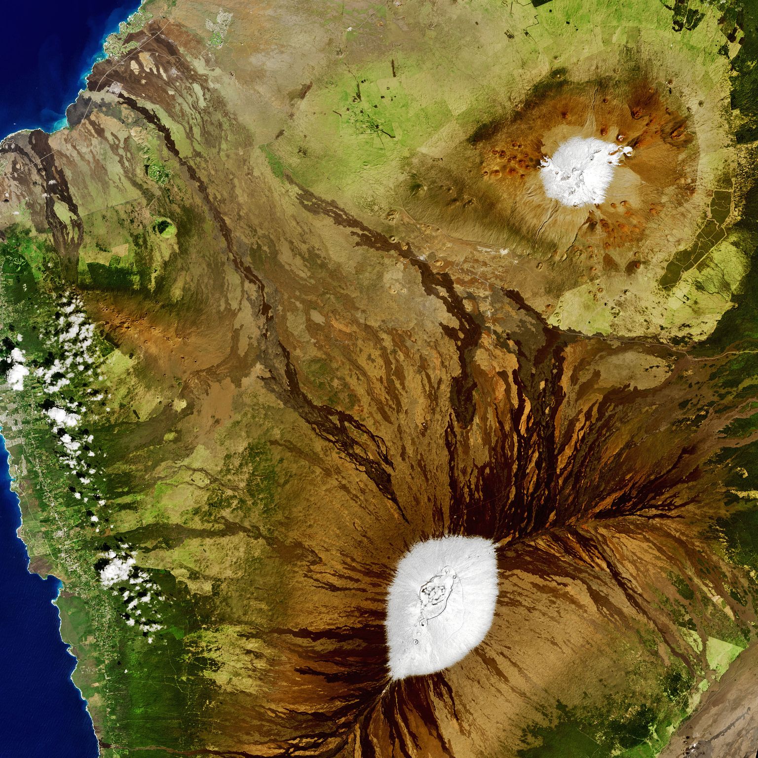 NASA Landsat-8 satelliidi foto Hawaii saare Mauna Kea (üleval) ja Mauna Loa (all) vulkaanist, mõlema tipp on kaetud lumega