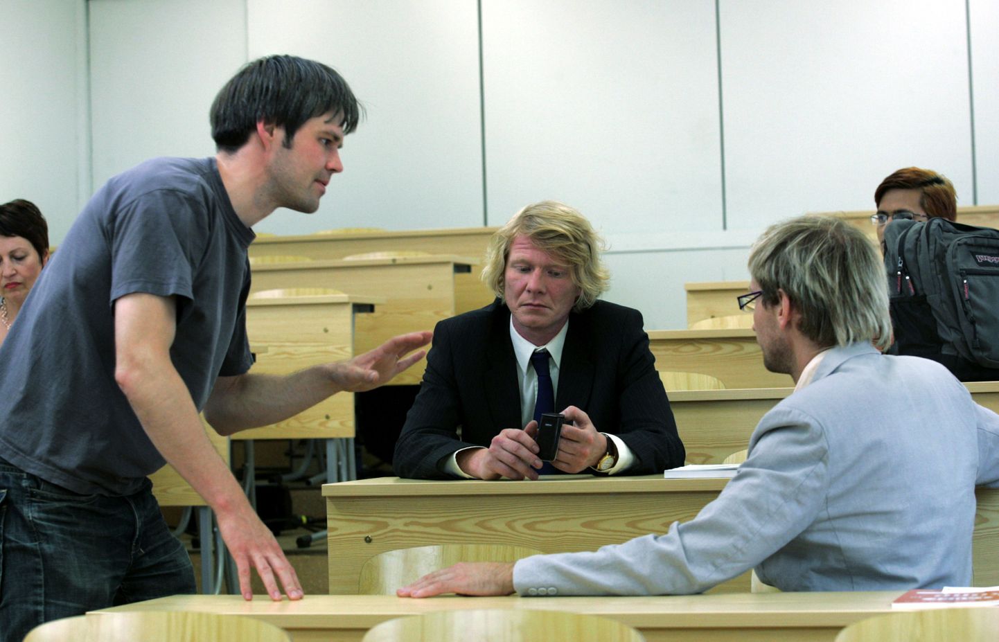 Andri Luup (vasakul) jagamas näpunäiteid «Kinnuneni» filmivõttete ajal Sesa-Petteri Lehtole.