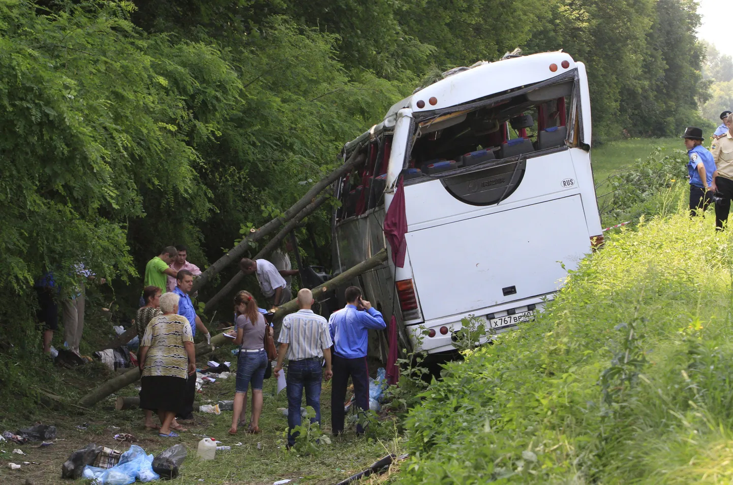 Meedikud ja miilitsad bussiõnnetuse paigas Kiievist saja kilomeetri kaugusel asuva Krasne küla lähedal.