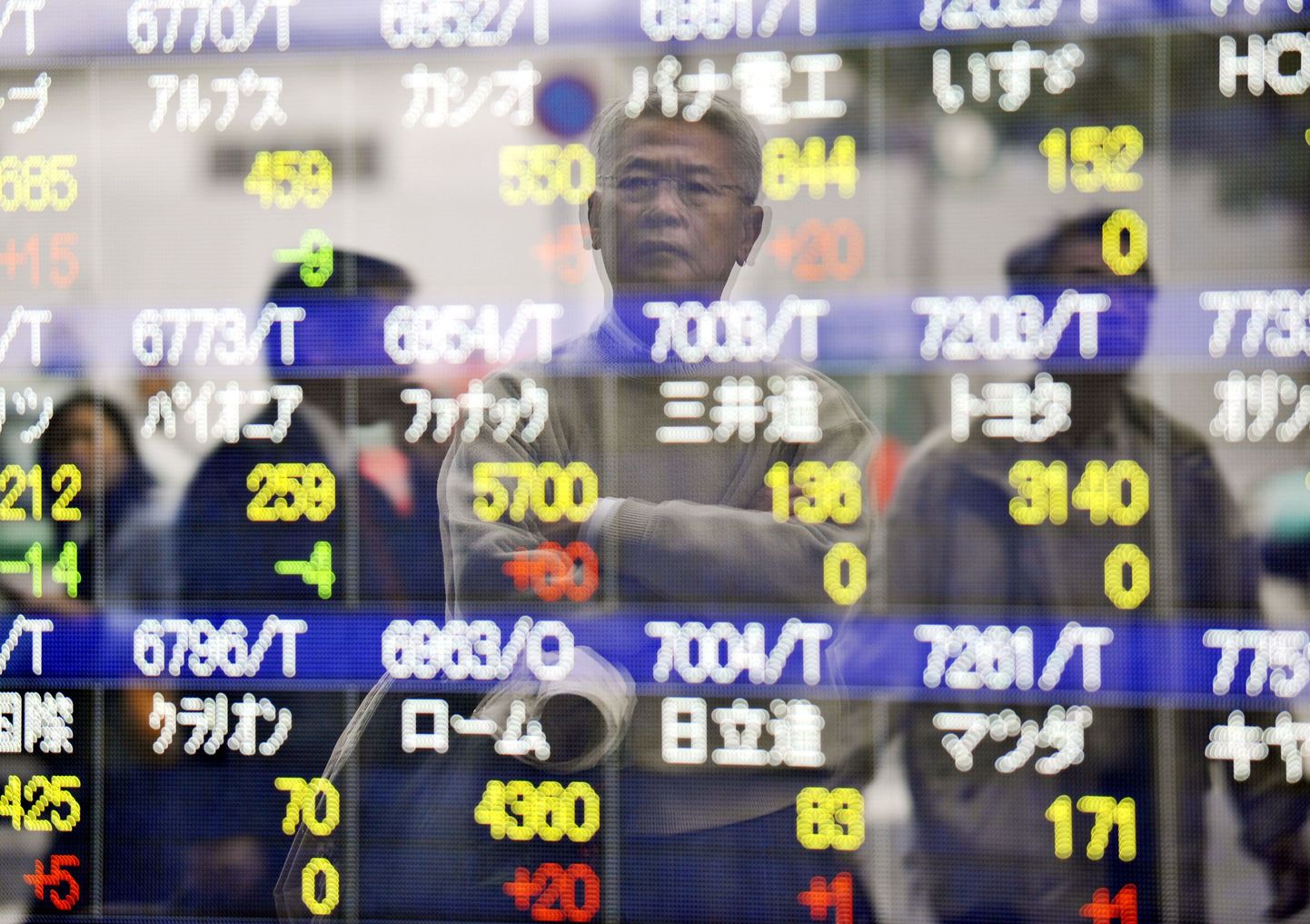 Mees jälgib hinnatabelit Tokio börsi vaateaknal 17. novembril 2008.