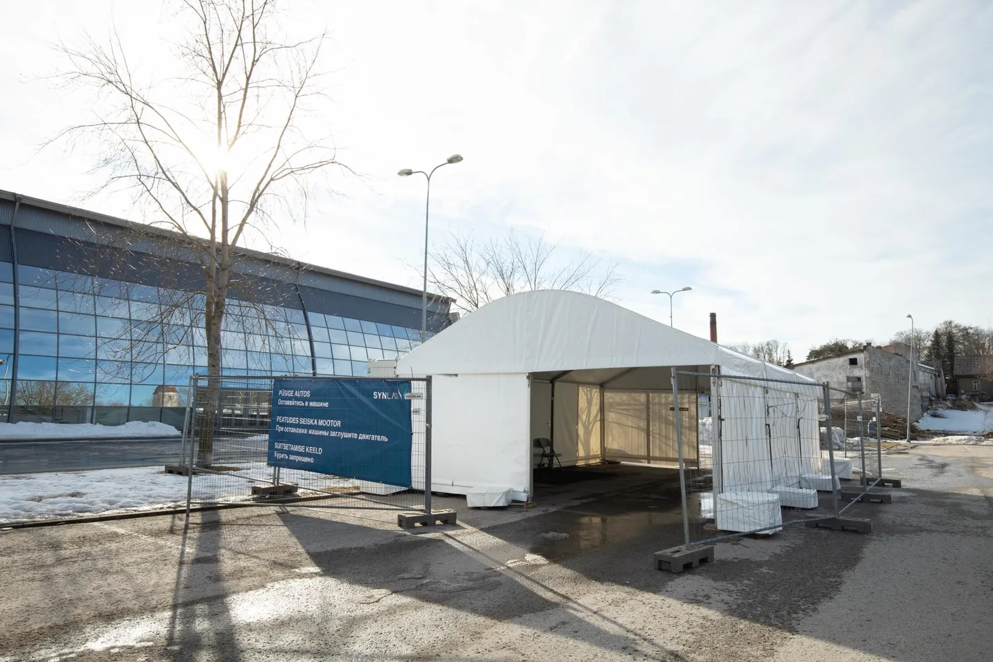 Teisipäeval seati Rakvere spordikeskuse juures sisse mobiilne testimistelk, et tõsta koroonatestimise võimekust. Nüüd peaks vahepeal mitmepäevaseks veninud ootejärjekord koroonatestimisele lühemaks muutuma.