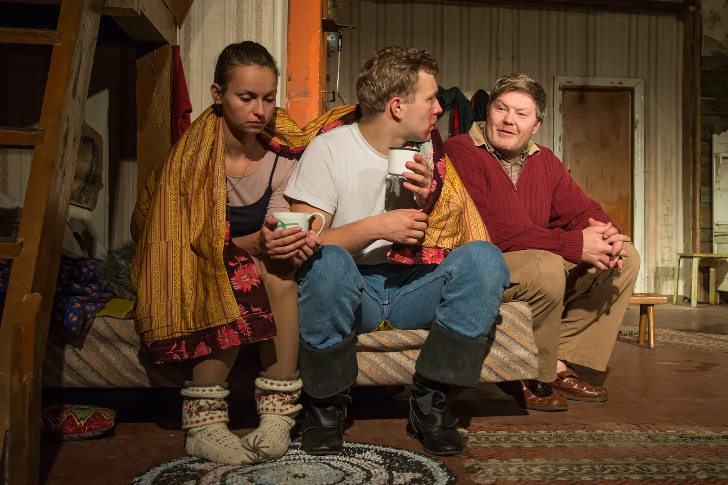 Jane Napp (näidendis Laura Siig), Nils Mattias Steinberg (Ronald Räim) ja Margus Prangel (Osvald Koger) teevad kunagise Kukruse kivitöökoja seinte vahel uhked ja väärikad sooritused.
MATTI KÄMÄRÄ