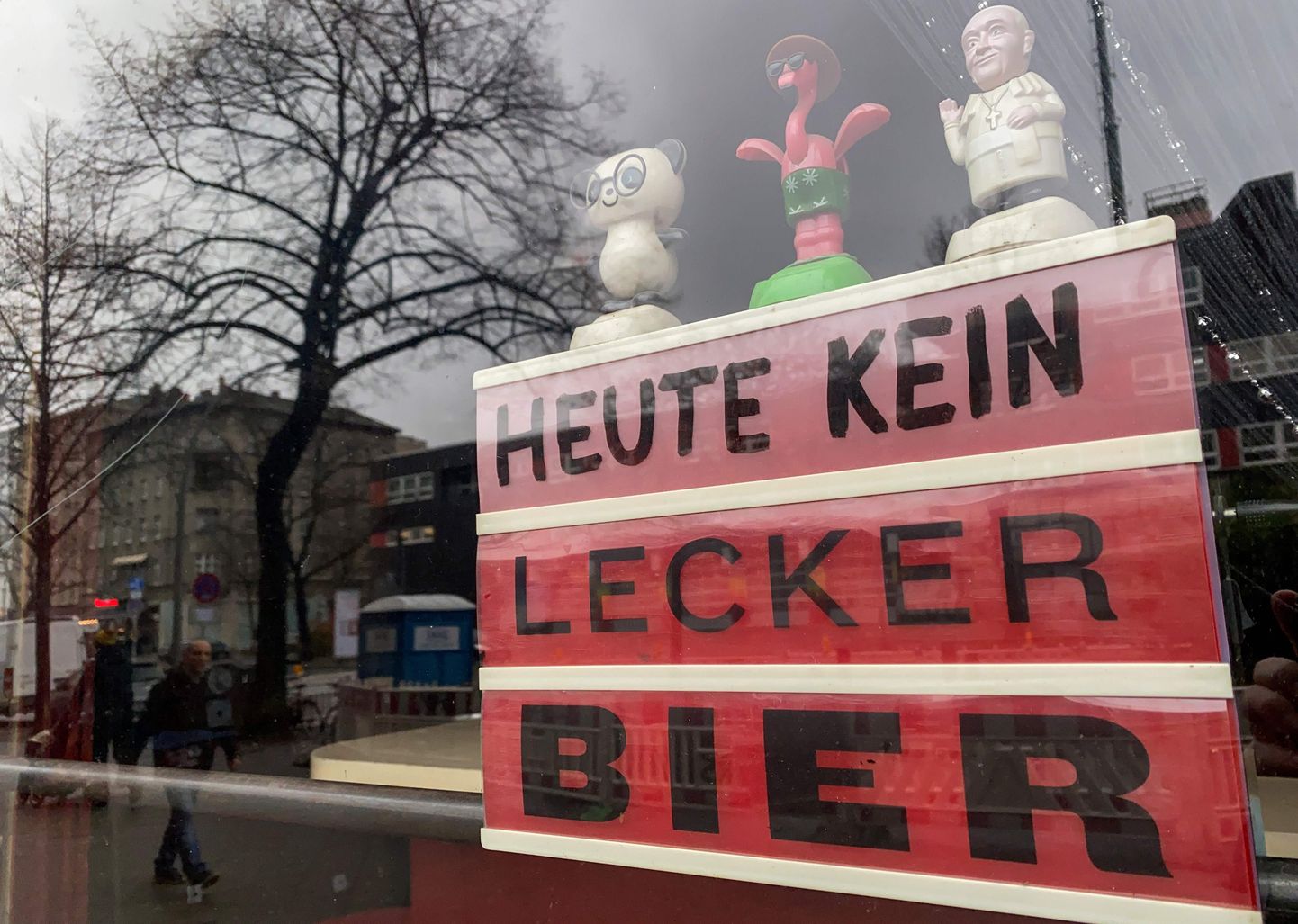 Berliinis asuva koroona tõttu suletud baari aken. Foto on illustratiivne.