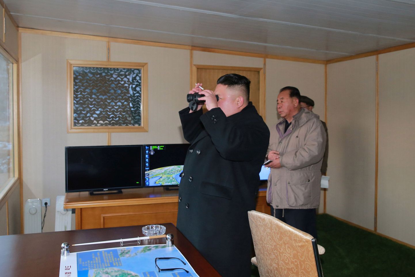 Põhja-Korea liider Kim Jong-un jälgib raketikatsetust.