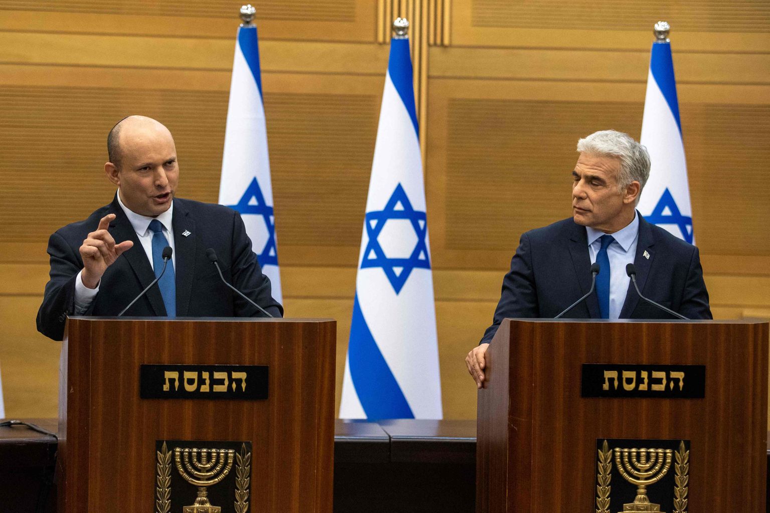 Iisraeli peaminister Naftali Bennett (vasakul) koos välisministri Yair Lapidiga kuulutamas välja parlamendi laialisaatmist.