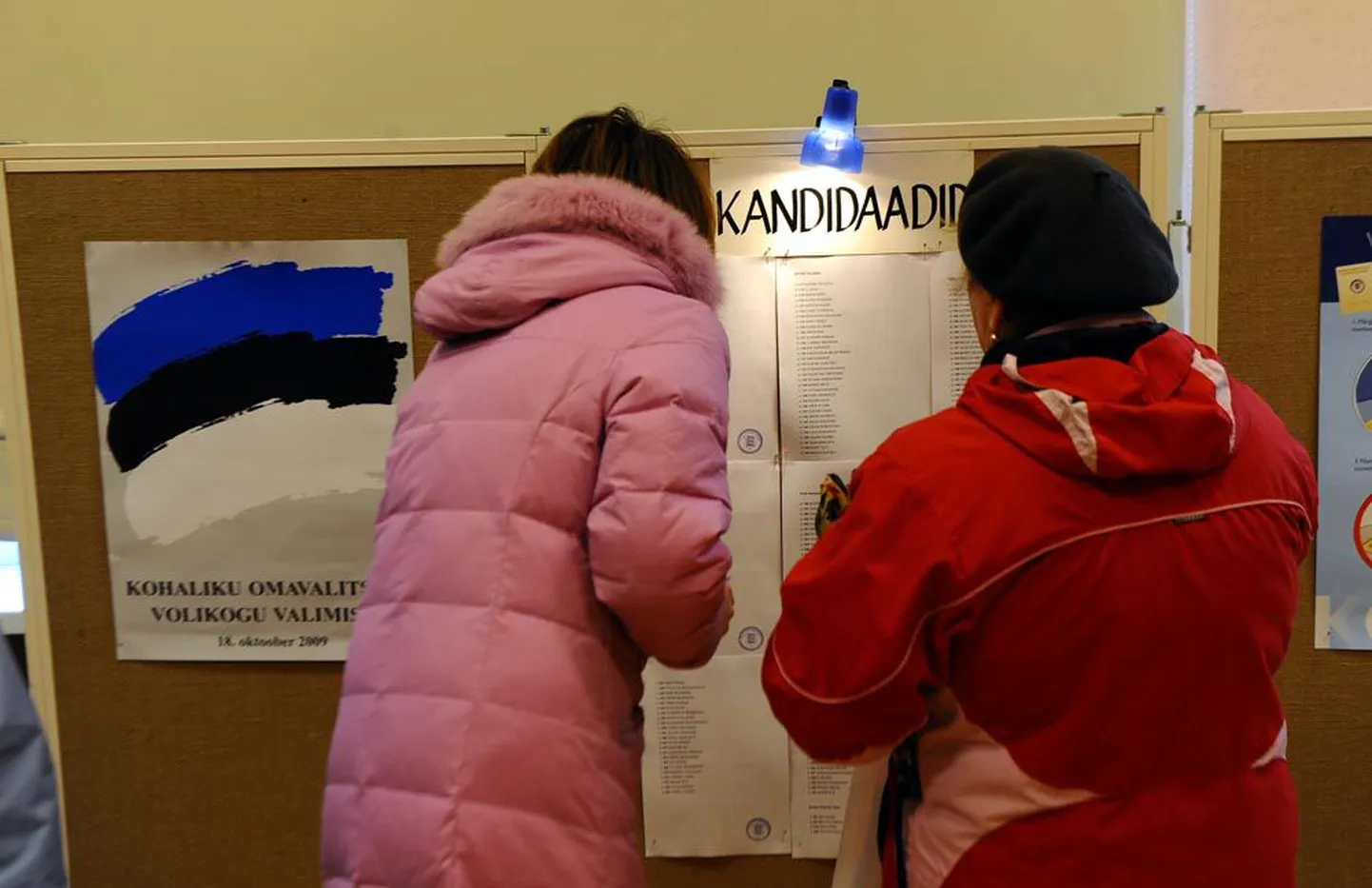 2009. aasta 18. oktoobri kohalike valimiste tihedaim konkurents oli Paldiskis, kus poolehoidu taotles ligi  200 kandidaati. Neist pääses volikokku vaid iga viieteistkümnes. Kaks paldisklannat valimispäeval kandidaatide nimistut uurimas.