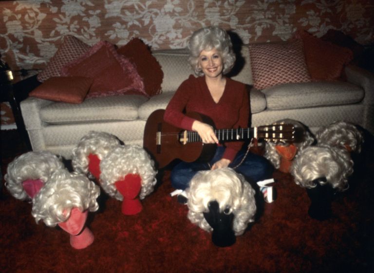 Dolly Parton oma kodus parukate keskel.