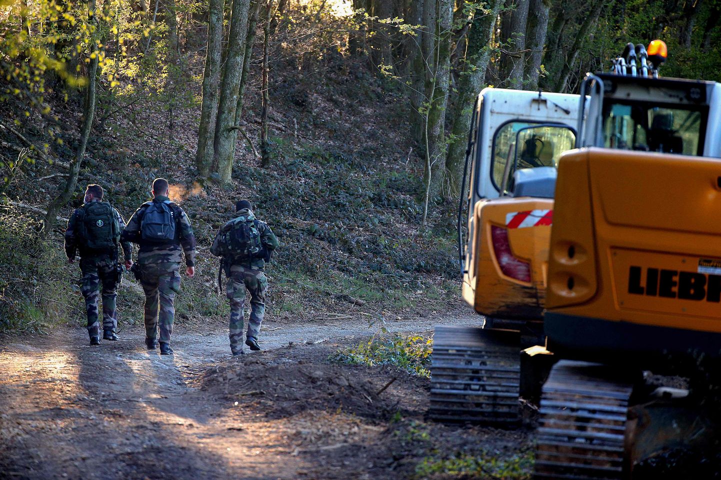 Francijas policija blakus ekskavatoram, veicot meklēšanu mežā, kur tiek meklētas mirstīgās atliekas meitenei, kas pazudusi pirms 17 gadiem.
