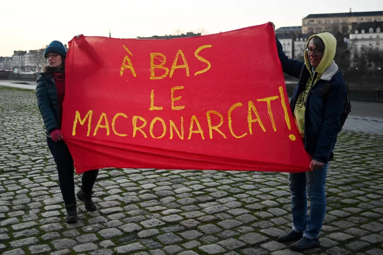 Feministid protesteerivad niinimetatud macronarhia vastu pärast telesaadet, kus Macron kaitses vägistamises süüdistatud Gérard Depardieud.