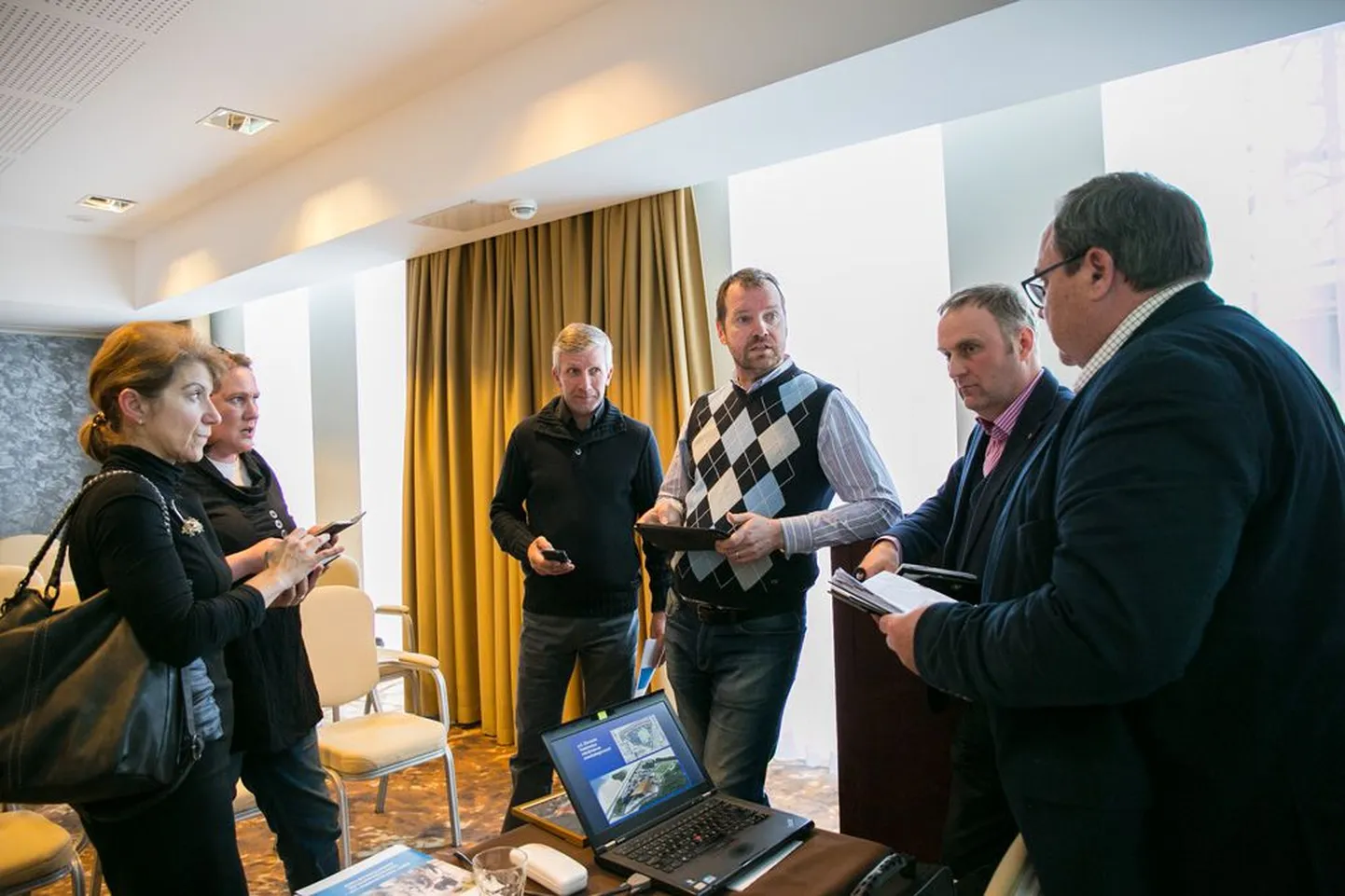 Uus juhatus asus koos peasekretäriga kohe paika panema esimese töökoosoleku aega. Vasakult Monika Sehver, Annike Laving, Rein Pill, Marti Hääl, Siim Nõmmoja ja Jaanus Berkmann. Foto: Merike Udrik-Õispuu