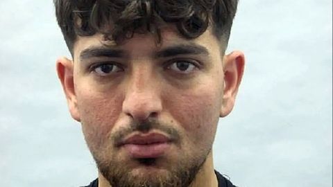 Vācijas policija meklē sīrieti, kurš sadūra ASV pilsoni, kad tas tramvajā aizstāvēja sievietes