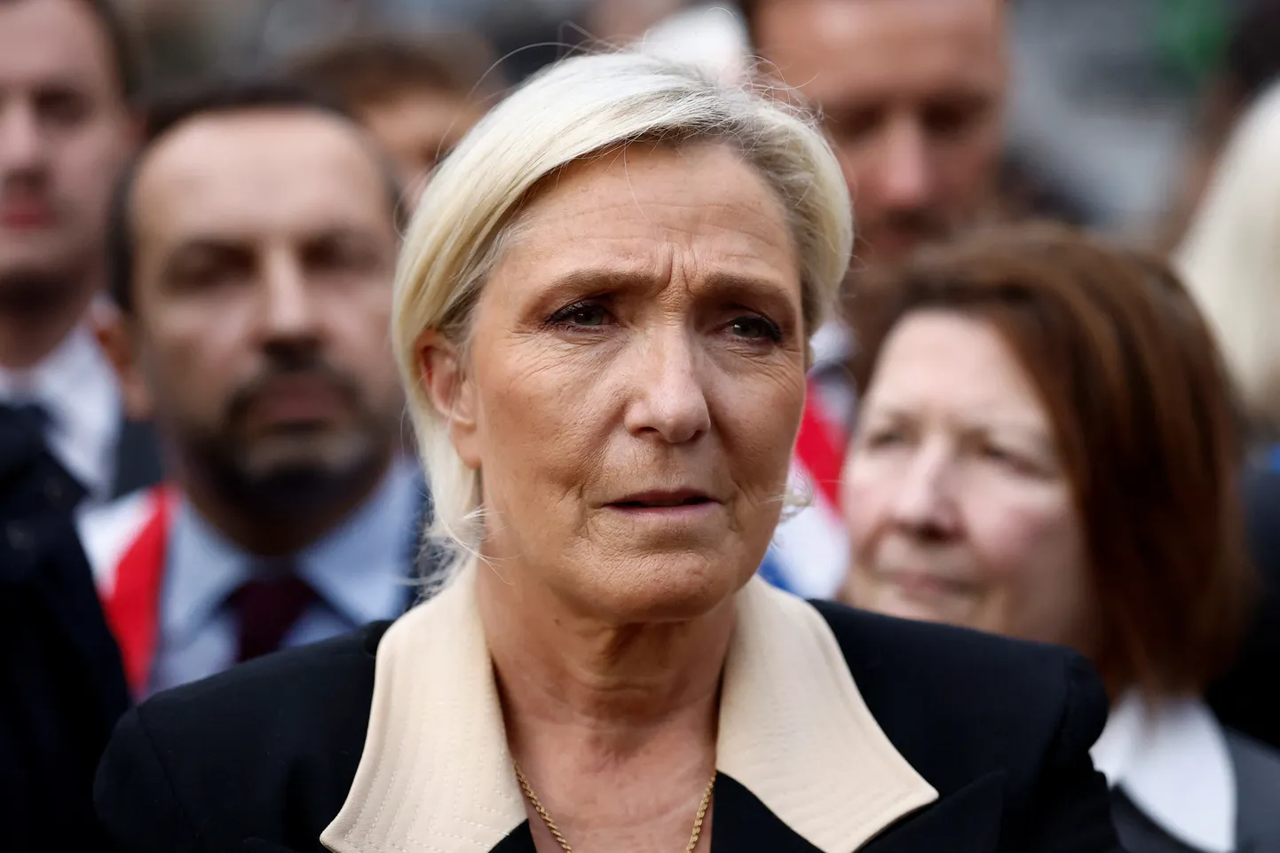 Marine Le Pen oma toetajatega Pariisis, 25. märtsil 2025. a.