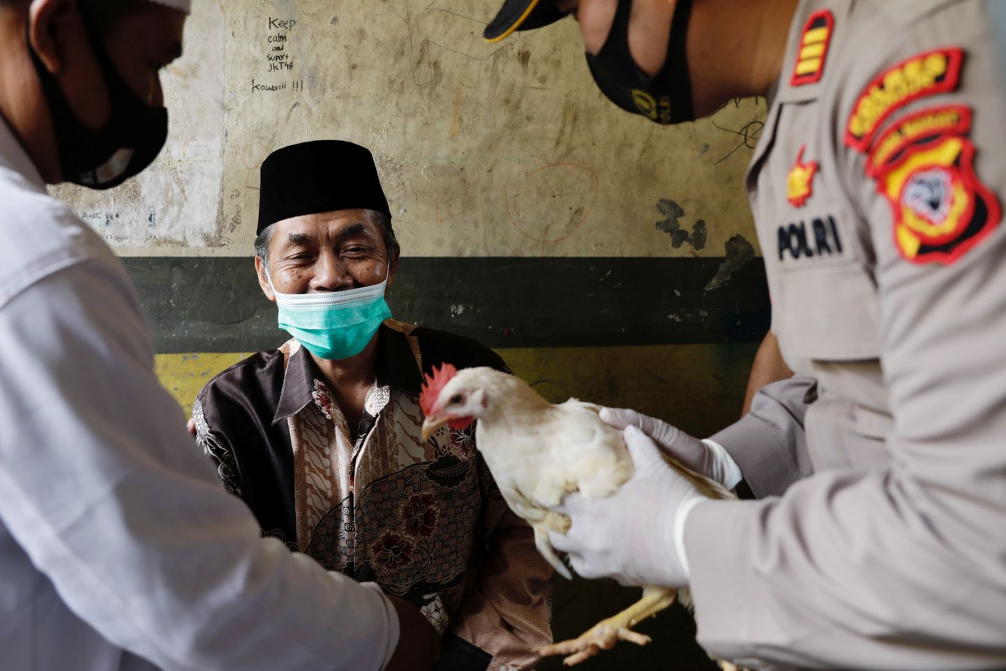 Sindanglaya külast pärit 72-aastane Lili Dinata sai eile peale vaktsineerimist endale ka kana.