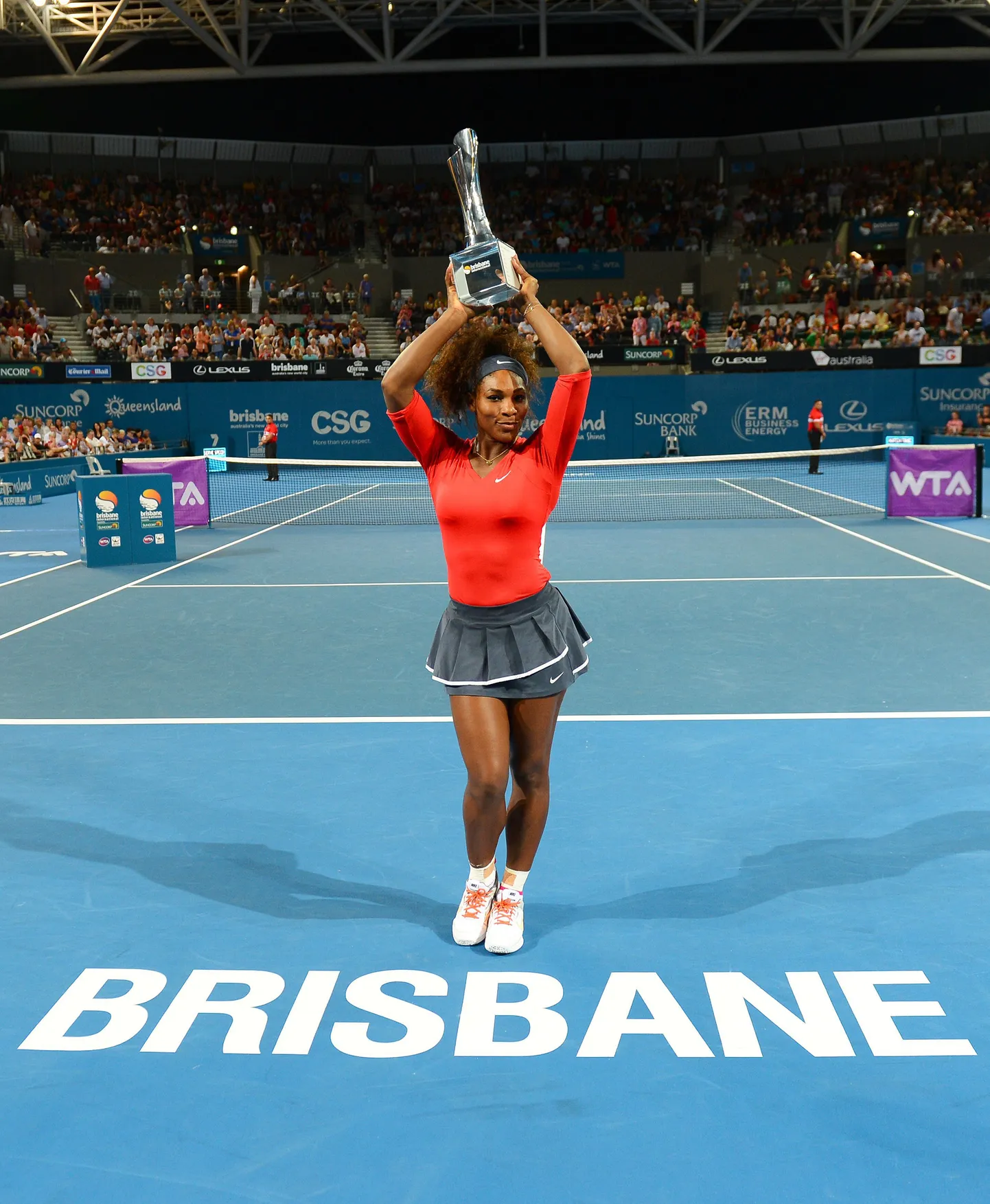 Serena Williams tähistamas Brisbane'i turniirivõitu.