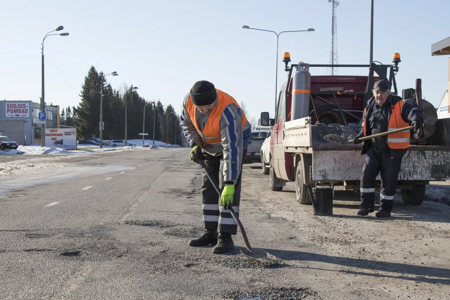Eile hommikul olid Sakala Teede töömehed ametis Leola tänava aukude kõrvaldamisega.